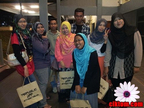 Cik tom (baju peach) dengan students di Dinner Republic of Streetwear anjuran PERDIPSA UiTM Pahang (28/2/14) Cik tom (baju peach) dengan students di Dinner Republic of Streetwear anjuran PERDIPSA UiTM Pahang (28/2/14)