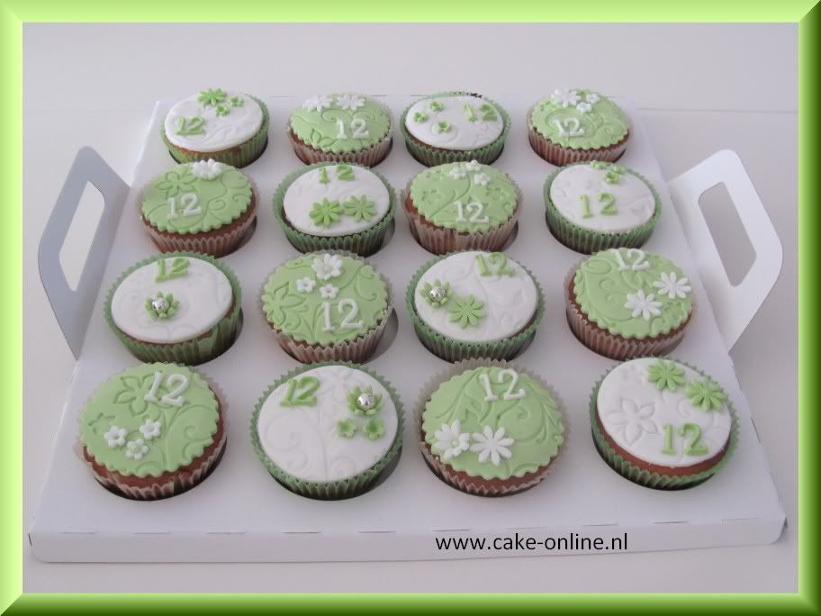 http://i1207.photobucket.com/albums/bb469/cake-online/Taarten%20en%20cupcakes/lime_wit_bloemetjes.jpg