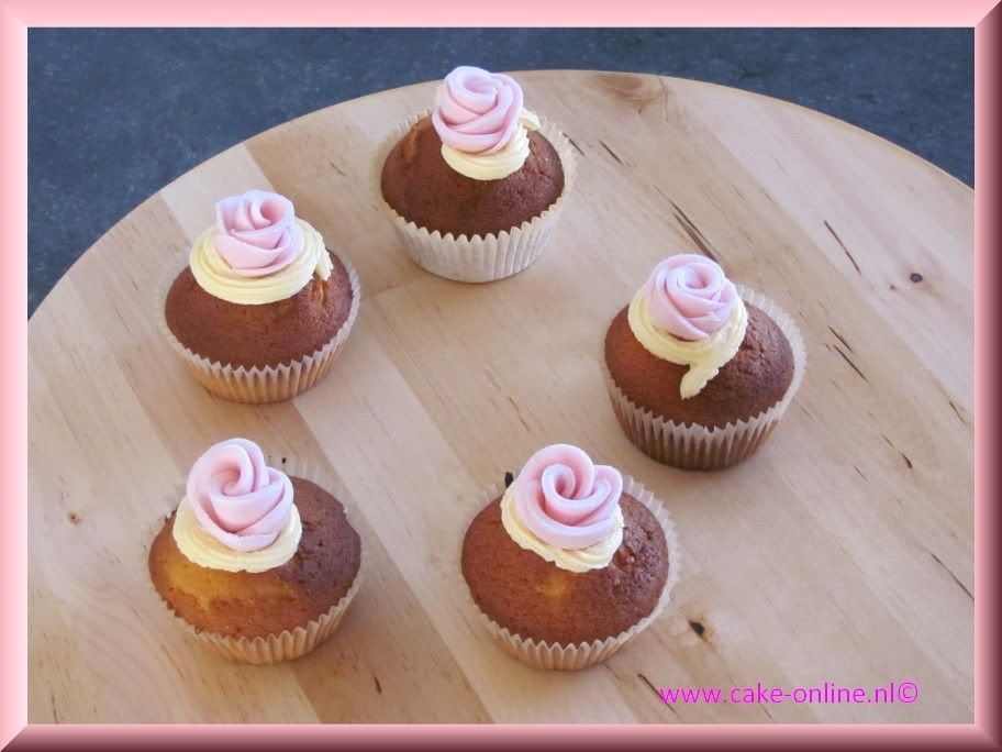 http://i1207.photobucket.com/albums/bb469/cake-online/Taarten%20en%20cupcakes/metroosje.jpg